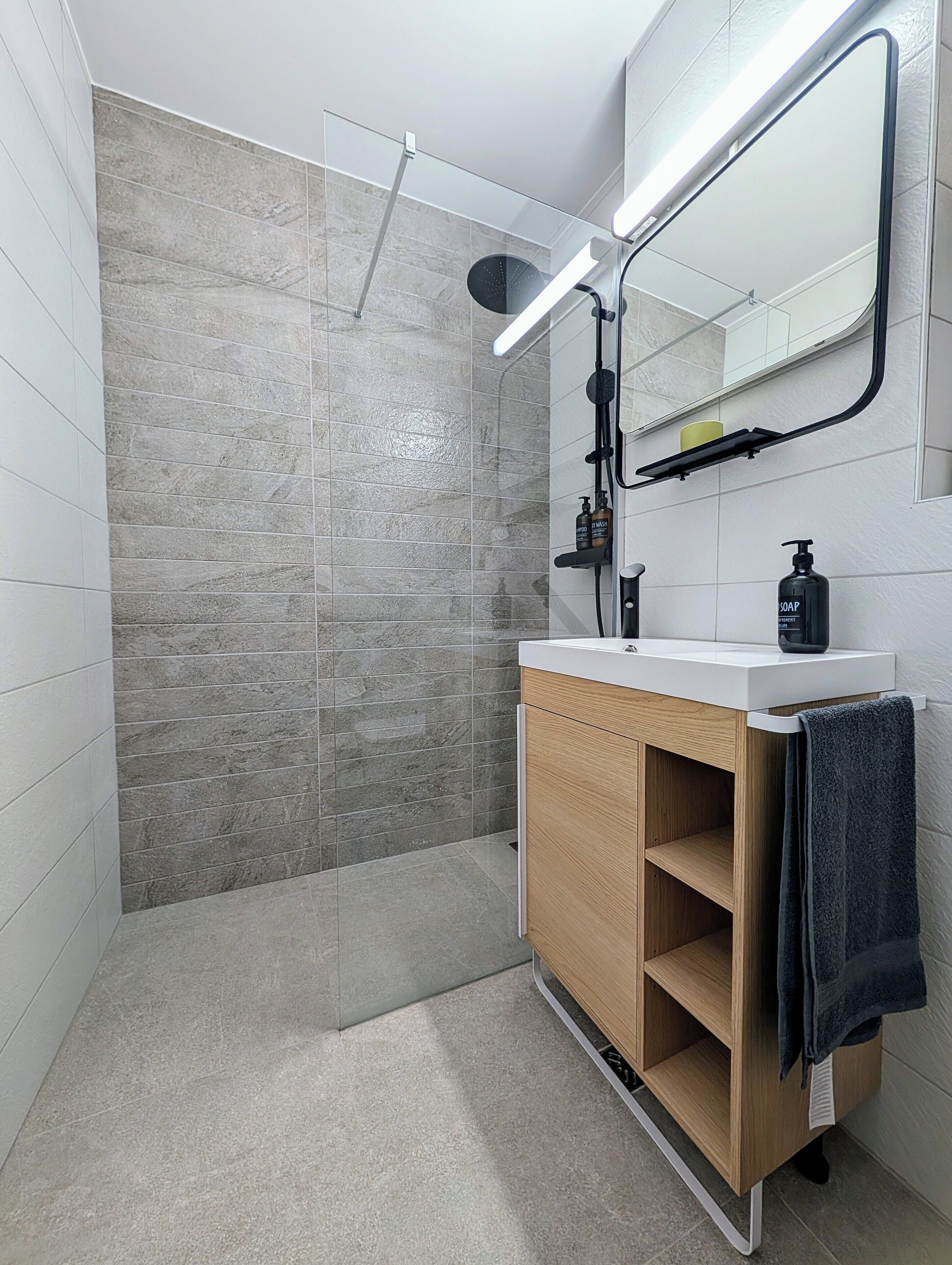 Een haardroger, handdoeken, zeep, toiletpapier