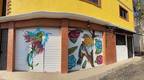 Fachada da propriedade à noite