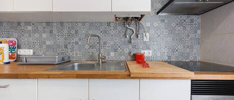 KĂŒhlschrank, Mikrowelle, Ofen, Wasserkocher mit Kaffee-/Teezubehör