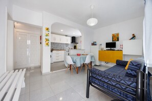 A compact living space with a kitchenette, a dining area, and a bed. - Apartment in Carrapateira (Bordeira)