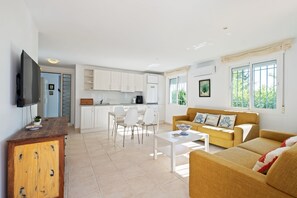 TV - Holiday Home 'Casa May' with Private Pool, Wi-Fi and Air Conditioning (Las Lagunas de Mijas)