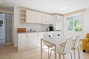 Fridge, oven, stovetop, coffee/tea maker