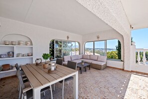 Outdoor dining - Holiday Home 'Casa May' with Private Pool, Wi-Fi and Air Conditioning (Las Lagunas de Mijas)