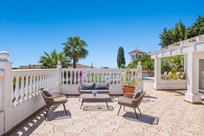 Terrace/patio - Holiday Home 'Casa May' with Private Pool, Wi-Fi and Air Conditioning (Las Lagunas de Mijas)