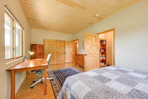 2 bedrooms, desk, iron/ironing board, WiFi