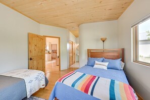 2 bedrooms, desk, iron/ironing board, WiFi