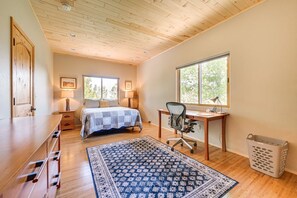 2 bedrooms, desk, iron/ironing board, WiFi