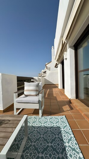 Terrace/patio - Apartment 'Lina Estepona Moderno' with Private Pool, Wi-Fi and Air Conditioning (Estepona)