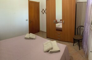 2 chambres, fer et planche à repasser, literie fournie