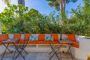 Outdoor dining - Holiday Townhouse 'Casa 13' with Wi-Fi and Air Conditioning (Marbella)