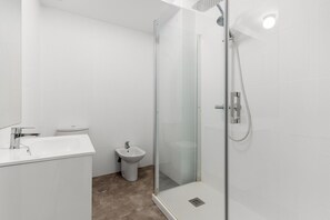 Shower, towels - Holiday Townhouse 'Casa 13' with Wi-Fi and Air Conditioning (Marbella)