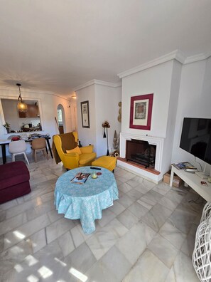 TV, fireplace