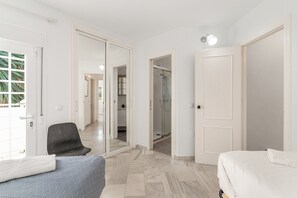 2 bedrooms, iron/ironing board, WiFi, bed sheets - Holiday Townhouse 'Casa 13' with Wi-Fi and Air Conditioning (Marbella)