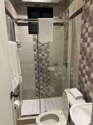 Haartrockner, Handtücher, Seife, Toilettenpapier
