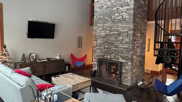 Smart-TV, peis og bøker