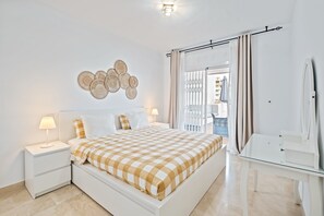 3 bedrooms, WiFi, bed sheets - Apartment 'Fz' with Shared Pool, Wi-Fi and Air Conditioning (Estepona)