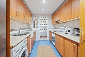 Een koelkast, een microgolfoven, een oven, een kookplaat