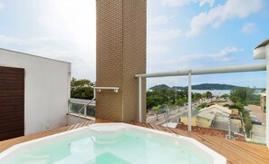 Basic Apartment | Outdoor spa tub