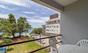 Basic Apartment | Outdoor dining