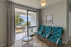 Basic-Apartment | Wohnbereich | Fernseher