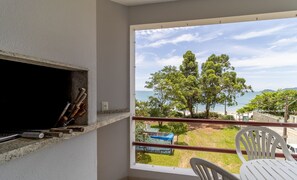 Basic Apartment | Outdoor dining