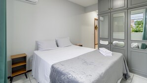 A bedroom with a bed, a wardrobe, a nightstand, and an air conditioning unit. - Apt With 3 Bedrooms 200m From Ufsc Elk0101 (Florianópolis)