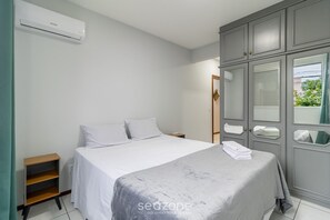 A bedroom with a bed, a wardrobe, a nightstand, and an air conditioning unit. - Apt With 3 Bedrooms 200m From Ufsc Elk0101 (Florianópolis)