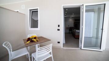 Tremannsrom – superior, bassengutsikt | Terrasse/patio