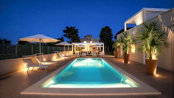 Una piscina al aire libre de temporada