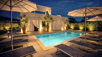 Una piscina al aire libre de temporada