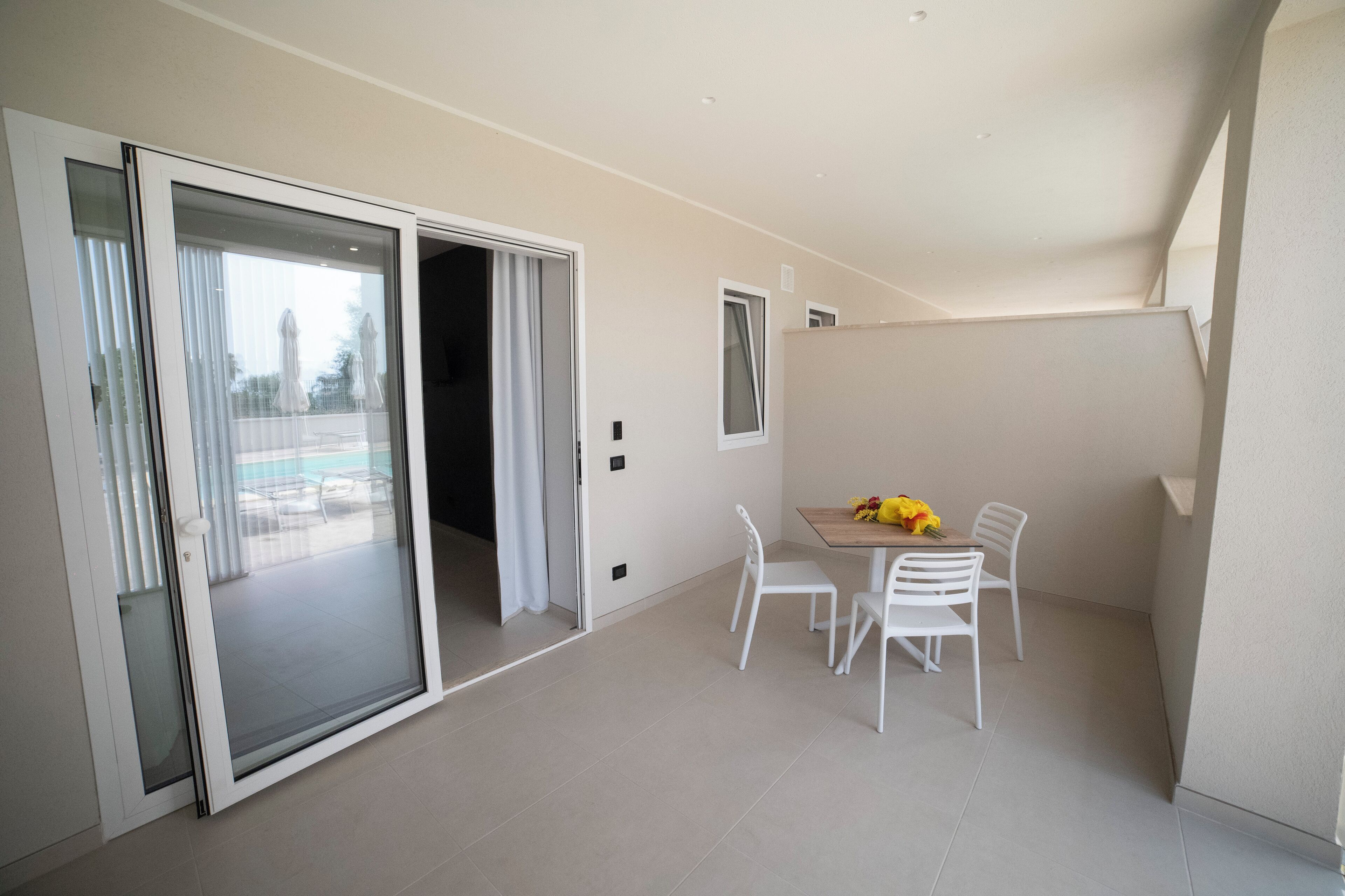 Luxury-Dreibettzimmer, Poolblick | Terrasse/Patio