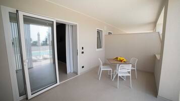 Kamar Triple Mewah, pemandangan kolam renang | Teras/patio