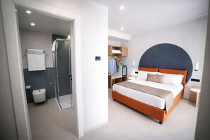 Rom – deluxe, terrasse | Minibar, safe på rommet, individuelt dekorert og individuelt innredet