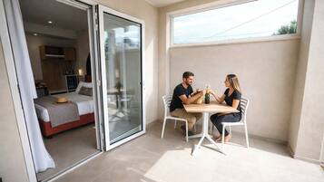 Camera Deluxe, patio | Minibar, una cassaforte in camera, con stile personalizzato