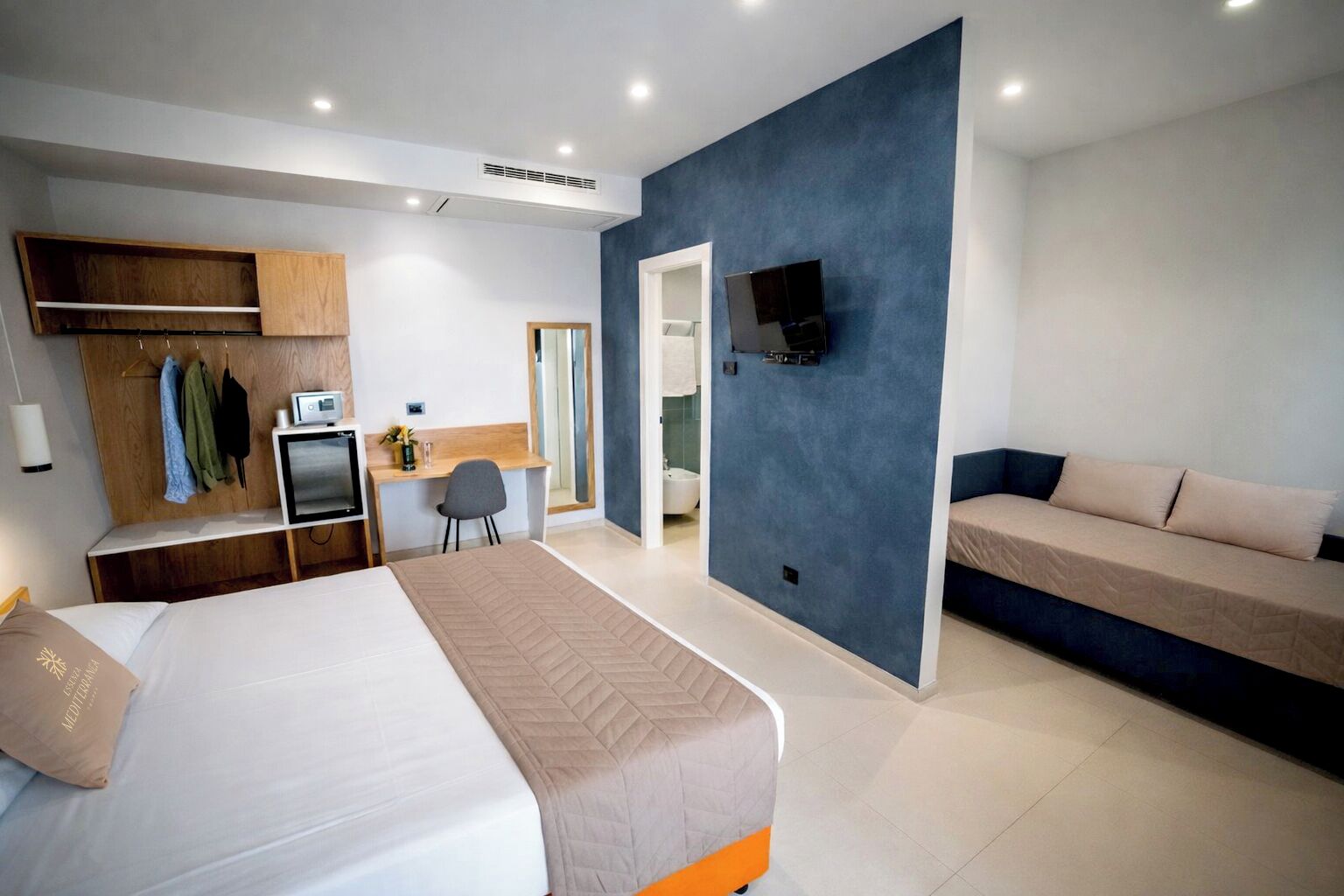 Habitación triple superior, vistas a la piscina | Minibar, caja fuerte, decoración individual y mobiliario individual