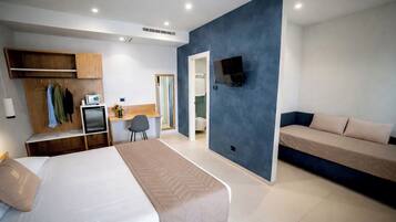 Habitación triple superior, vistas a la piscina | Minibar, caja fuerte, decoración individual y mobiliario individual