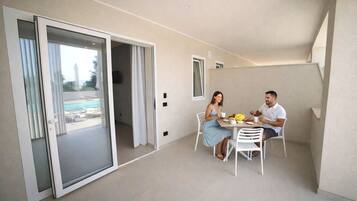 Chambre Triple Supérieure, vue piscine | Terrasse/Patio