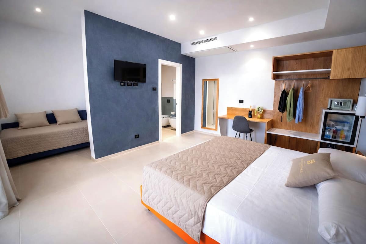 Tremannsrom – superior, bassengutsikt | Minibar, safe på rommet, individuelt dekorert og individuelt innredet