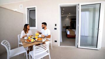 Quarto triplo superior, vista para a piscina | Terraço/pátio