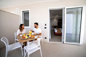 高级三人房, 泳池景观 | 露台