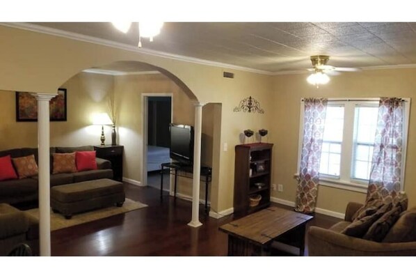 TV - ;Cowboy's Cottage on Fern (Stillwater)