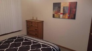 3 bedrooms, desk, iron/ironing board, free WiFi