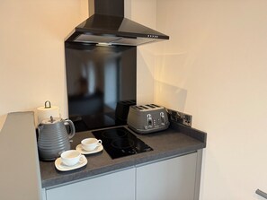 雪櫃、咖啡機/沖茶器、多士爐、廚房用具/餐具/器皿