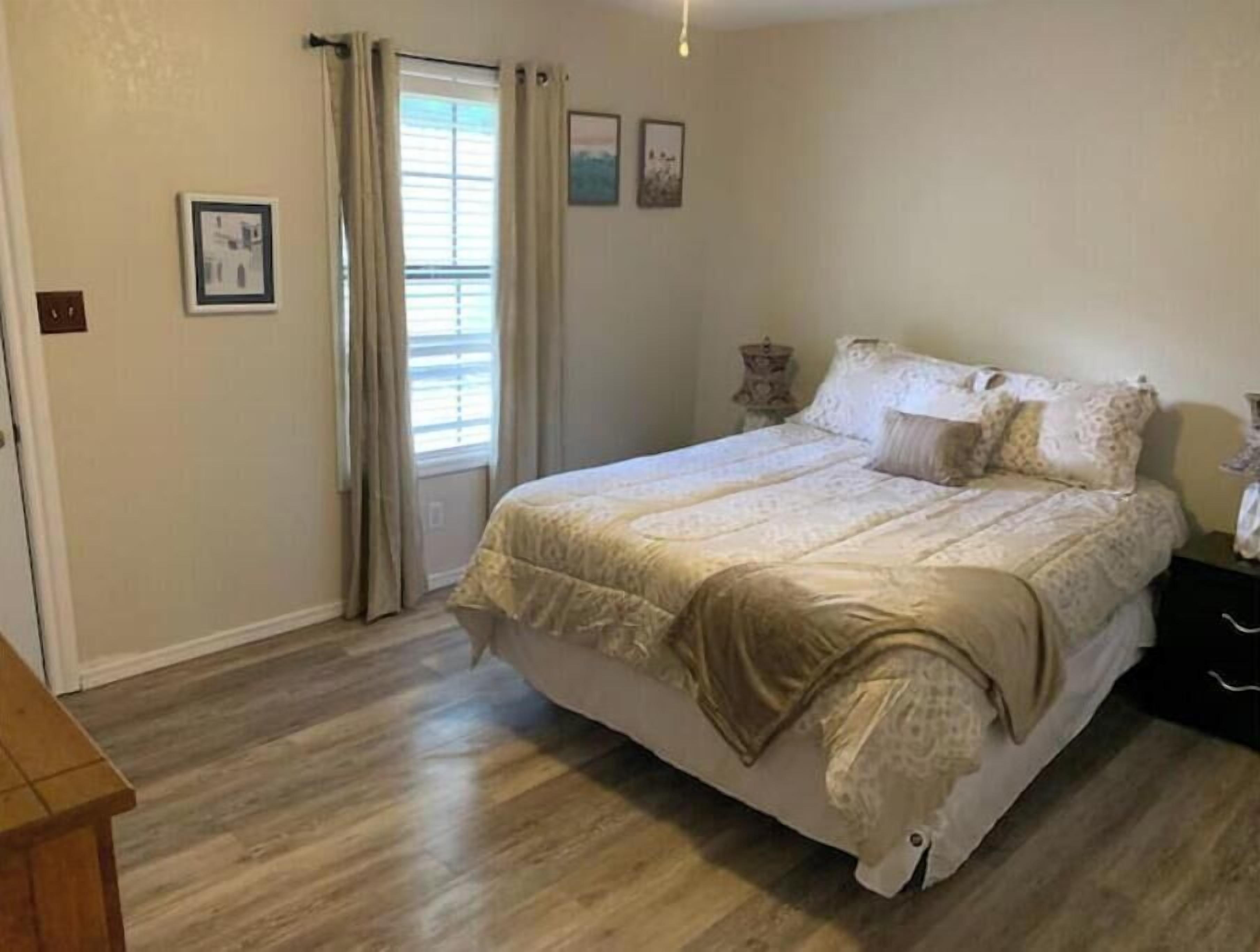 5 bedrooms, iron/ironing board, free WiFi, bed sheets