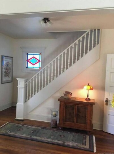 -Beautiful 4.5 BR / 4 Ba home with 2 car garage