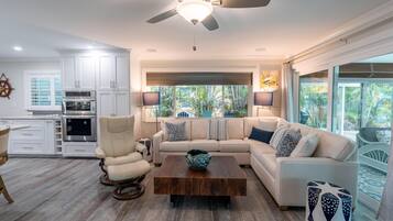 House, Multiple Beds (Gus's Getaway) | Living area