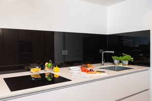 Refrigerador, microondas, horno, placa de cocina