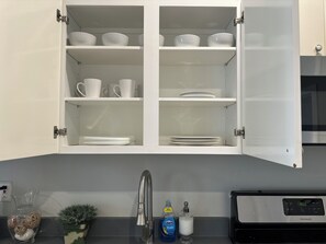 Micro-ondes, four, plaque de cuisson, lave-vaisselle
