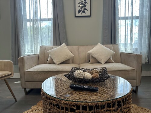 Bright & Airy 1 BDRM Private Apartment