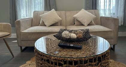 Bright & Airy 1 BDRM Private Apartment